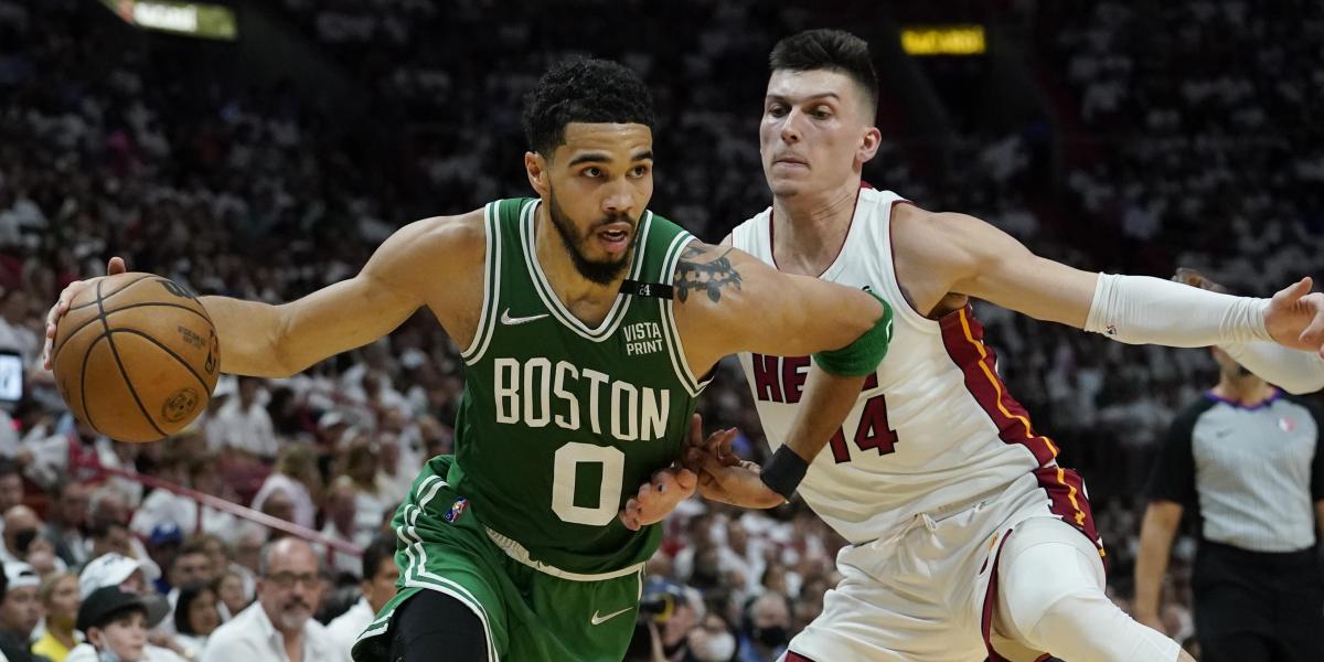 Los Celtics asaltan Miami con autoridad y empatan la eliminatoria