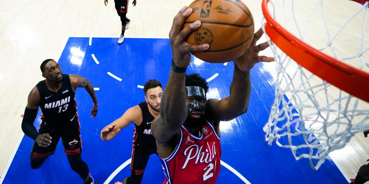 Los Sixers sonríen con Embiid y Harden y ponen el empate contra los Heat