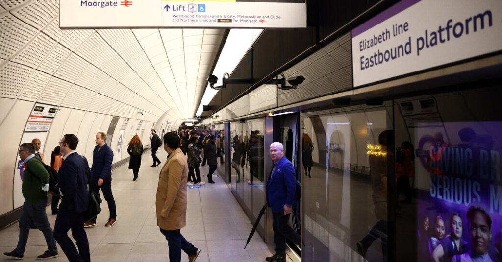 Los ansiosos pasajeros de Londres se levantan temprano para el debut de Elizabeth Line