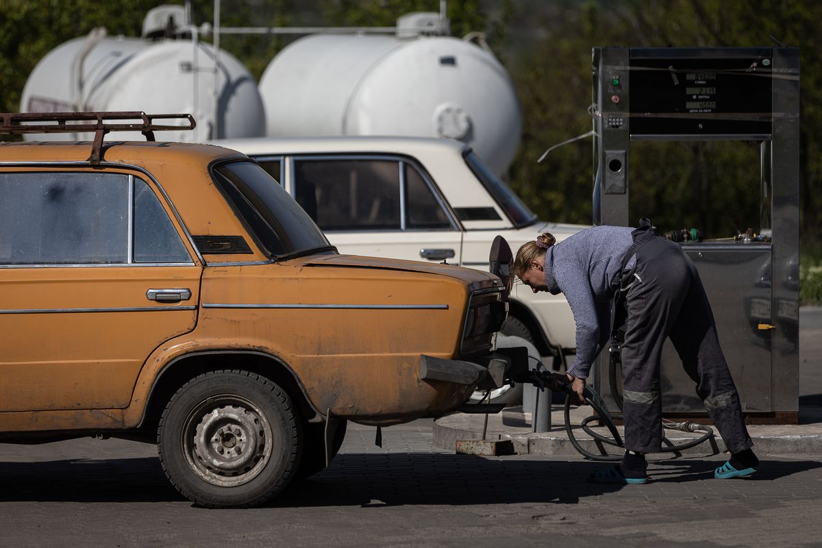 Los ataques rusos contra refinerías y depósitos dejan a Ucrania con escasez de combustible