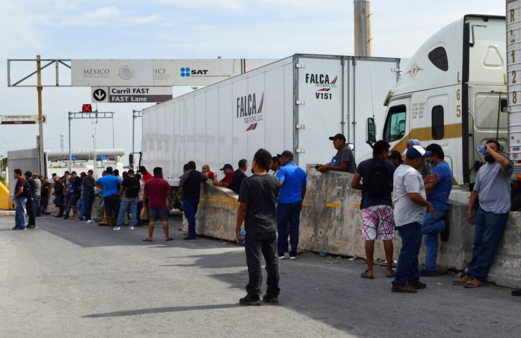 Los camioneros mexicanos bloquean uno de los principales pasos fronterizos con EE UU