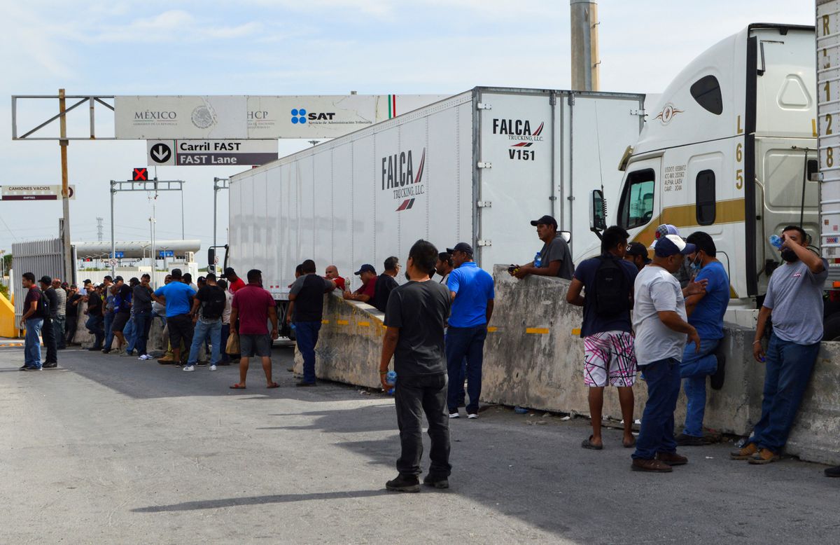 Los camioneros mexicanos bloquean uno de los principales pasos fronterizos con EE UU