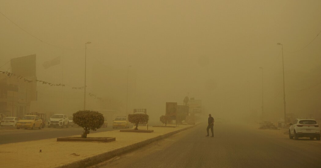 Los iraquíes se ahogan bajo una capa de polvo mientras las tormentas de arena arrasan el país