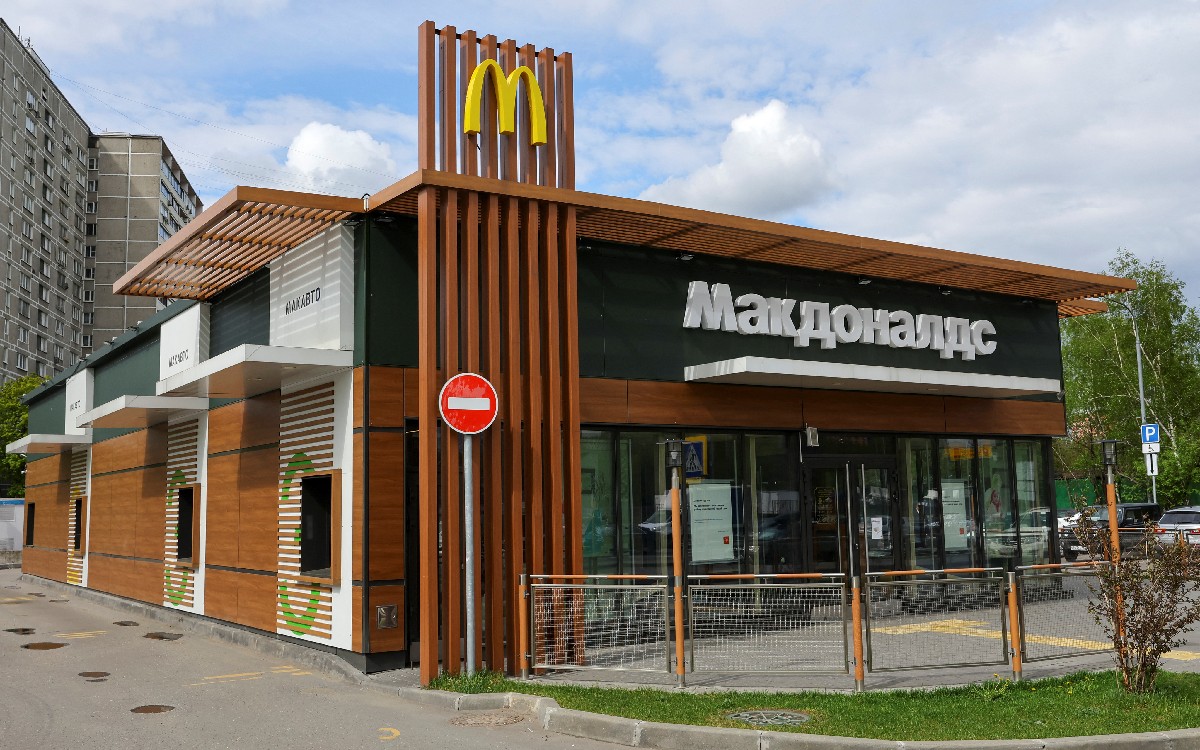 Los rusos hacen fila para comprar su último Big Mac ante salida de McDonald’s