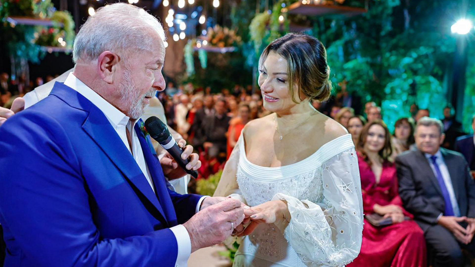 Lula da Silva se casa por tercera vez en medio de cánticos electorales