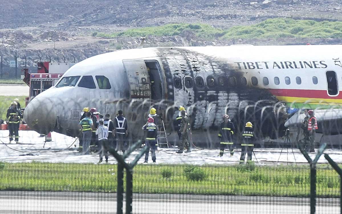 Más de 40 heridos leves tras el incendio de un avión que se salió de la pista en China | Videos