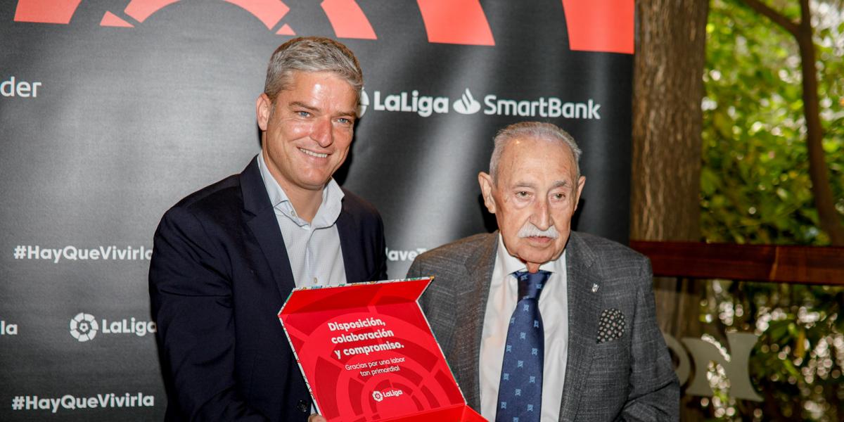 Merecido homenaje de LaLiga a Carlos Peña, histórico delegado del Atlético