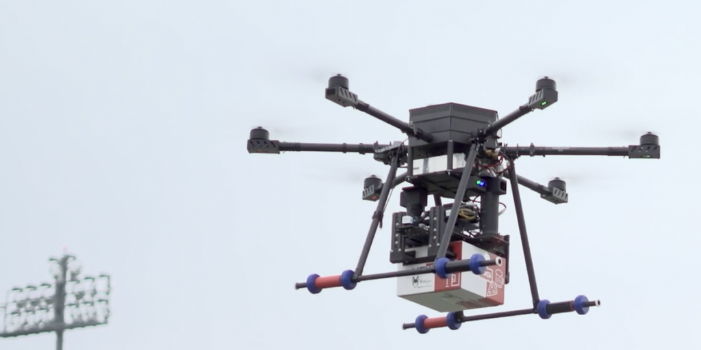 Mira cómo un dron se acerca a un estadio de béisbol para repartir perritos calientes