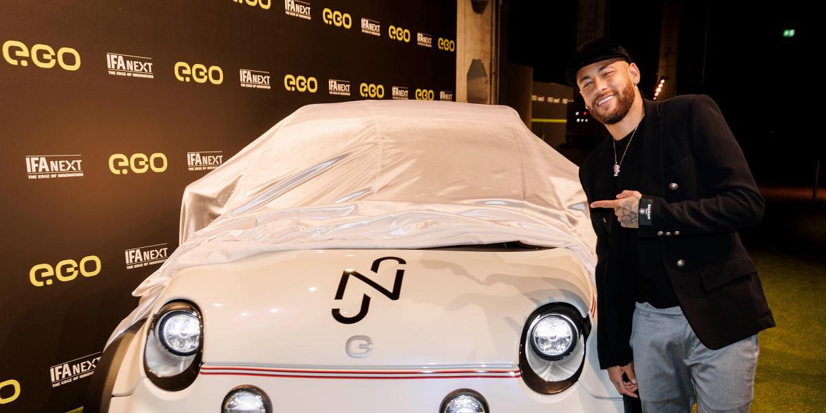 Neymar presume de su nuevo coche eléctrico personalizado