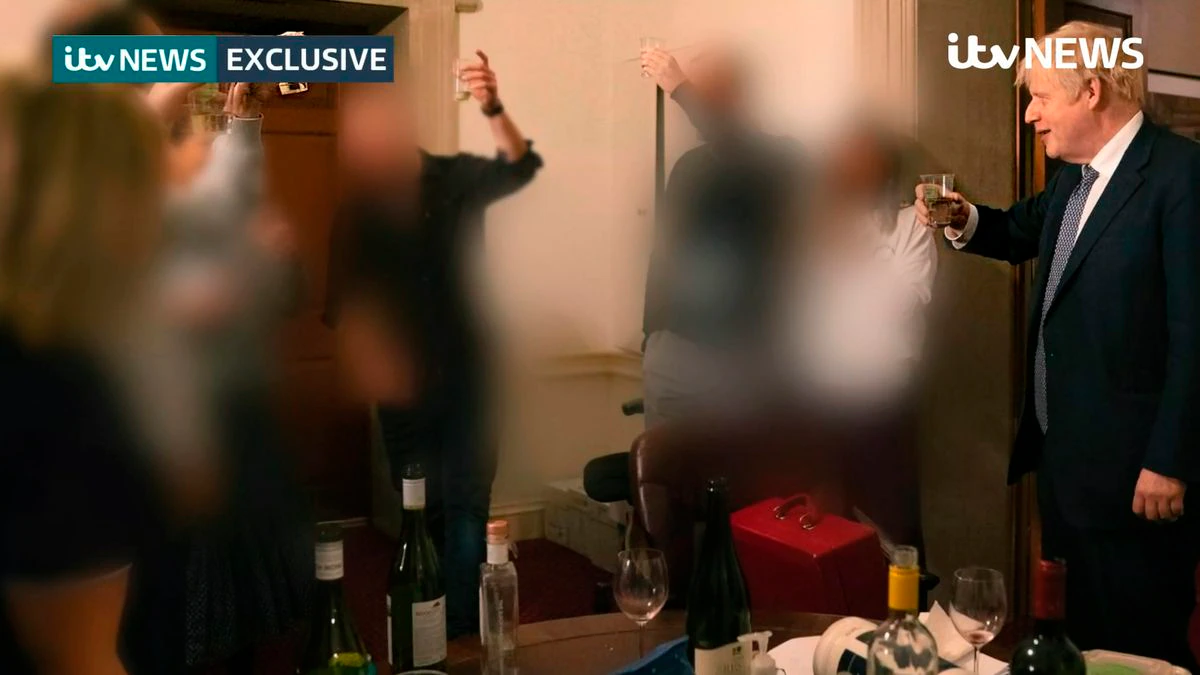 Nuevas fotos muestran a Boris Johnson, copa en mano, en una fiesta durante el confinamiento