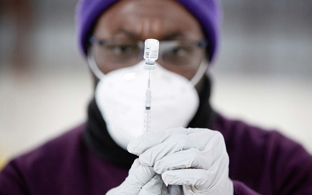 Países no logran vacunar al 70% de su población para septiembre: People’s Vaccine Alliance