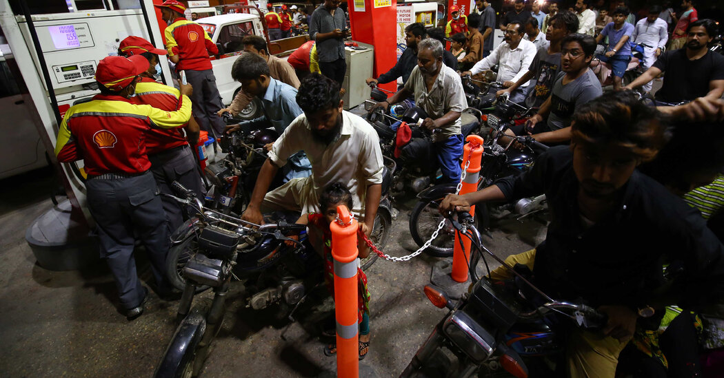 Pakistán aumenta los precios del combustible en un esfuerzo por estabilizar la economía