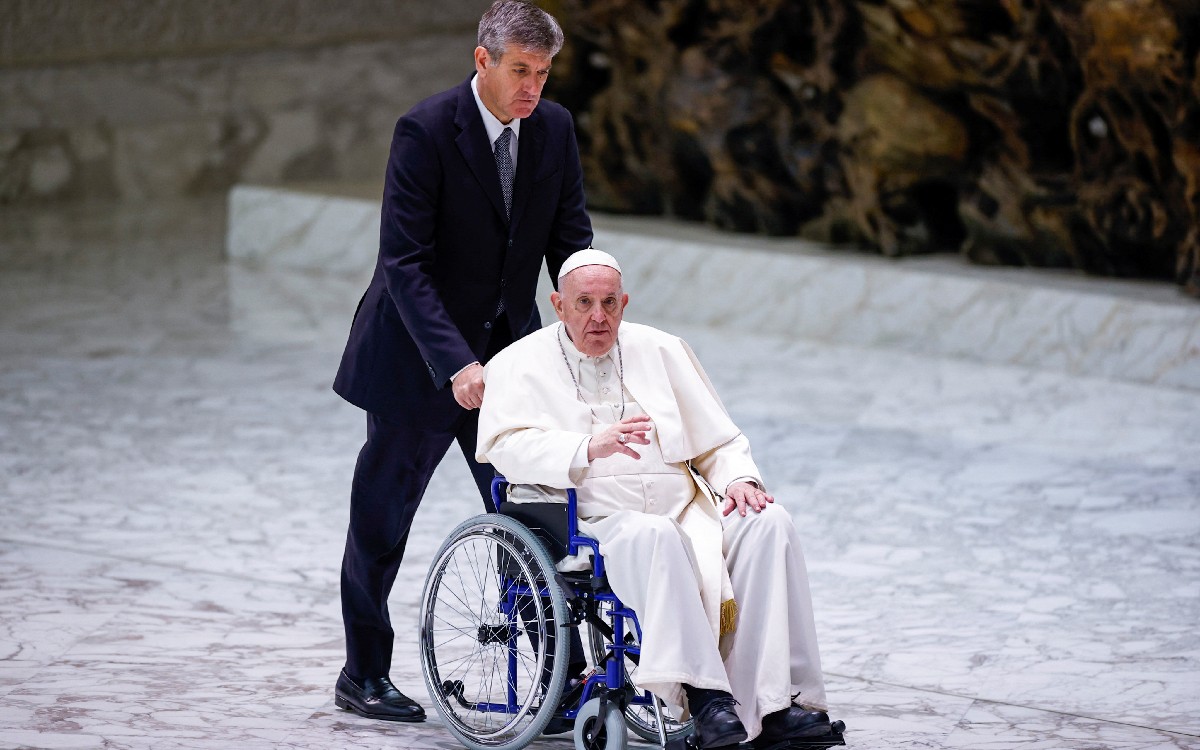 Papa Francisco usa silla de ruedas en público por primera vez desde que agudizó su dolor de rodilla