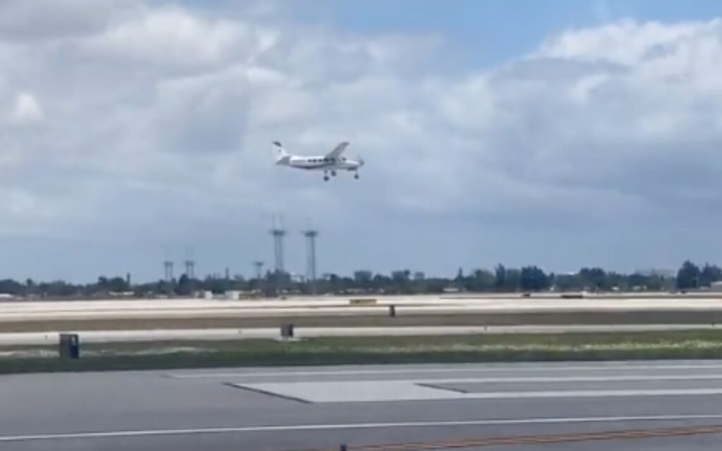 Pasajero sin experiencia logra aterrizar avión en Florida; piloto estaba 'indispuesto' | Video