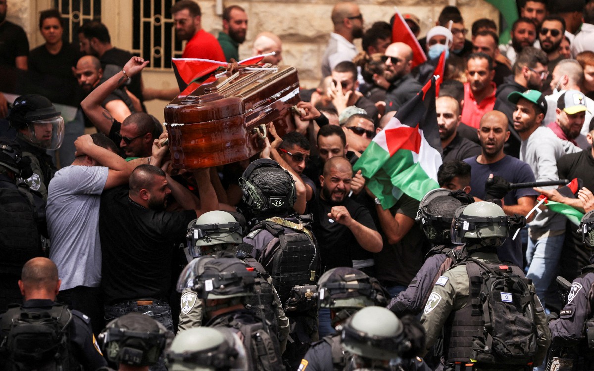 Policía israelí ataca a asistentes al funeral de la periodista Shireen Abu Akleh | Video