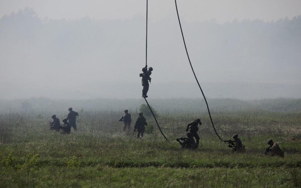 Putin ordena aumentar salarios a militares enviados a Ucrania