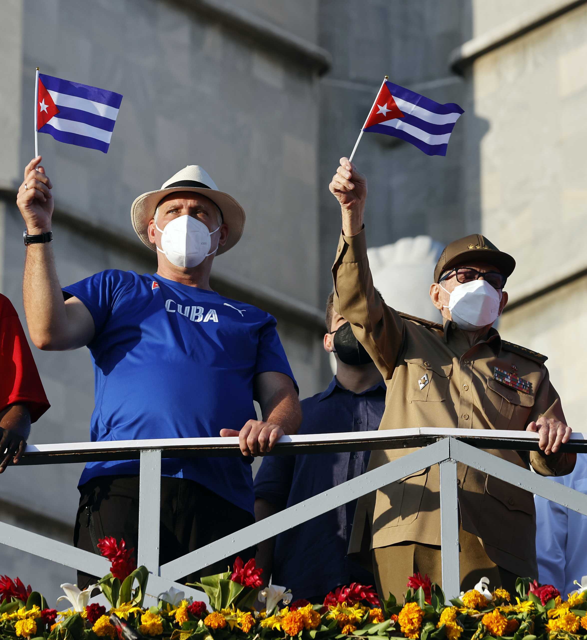 Raúl Castro reaparece en un masivo desfile del 1 de mayo convocado en clave de resistencia