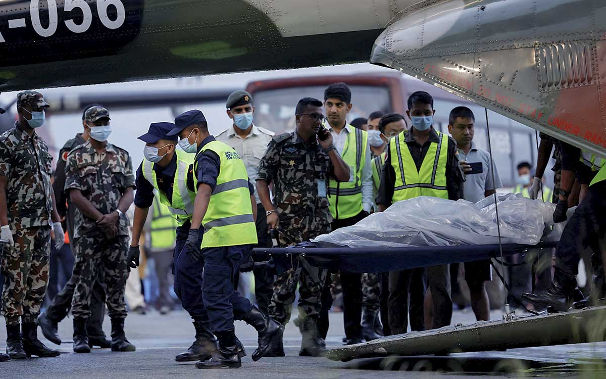 Recuperados los cuerpos de los 22 ocupantes del avión siniestrado en Nepal