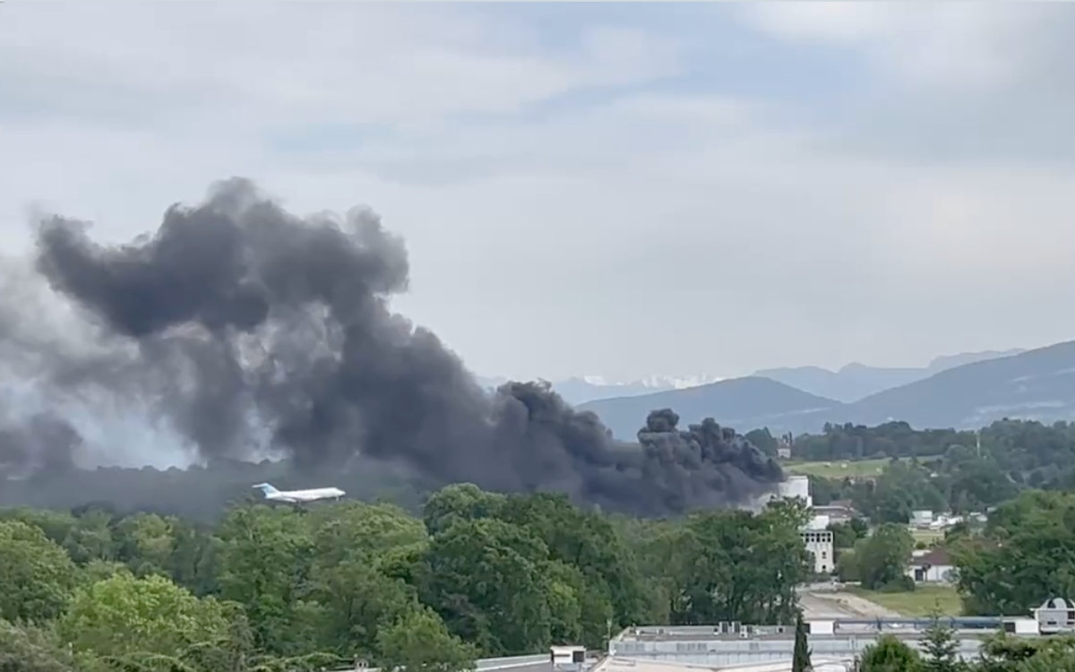 Reportan fuerte incendio en aeropuerto de Ginebra; suspenden operaciones