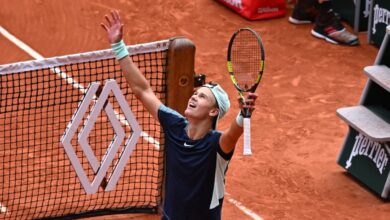 Roland Garros: Sorprende Holger Rune a Stefanos Tsitsipas, finalista en 2021 | Video