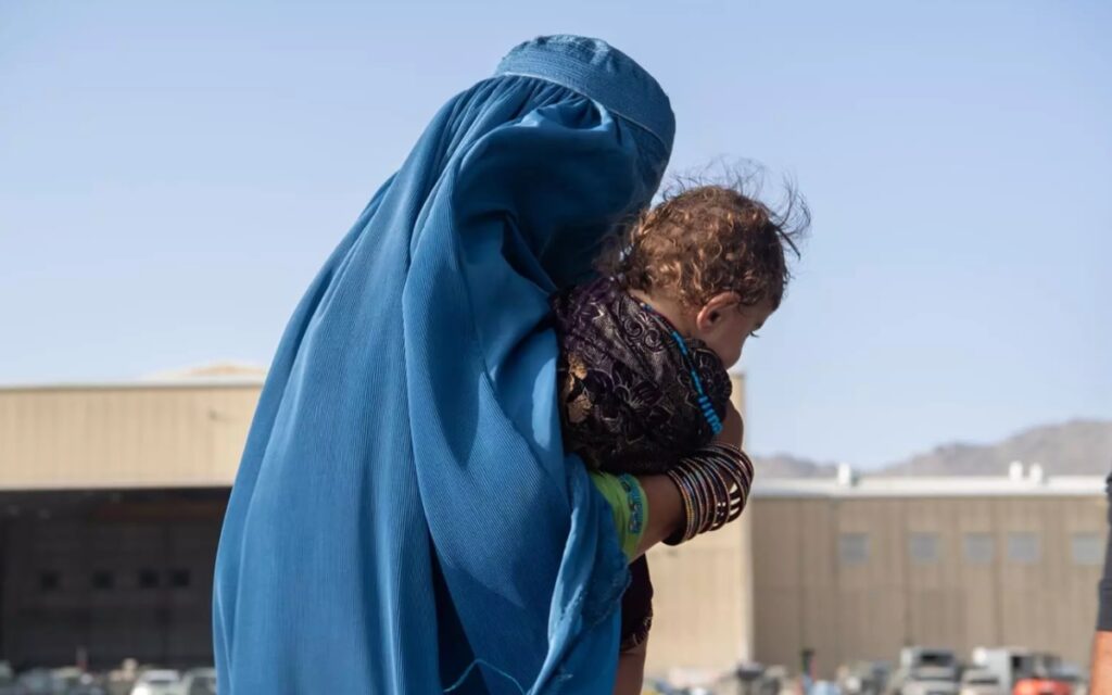 Talibán ordena a las afganas que vuelvan a cubrirse la cara en público