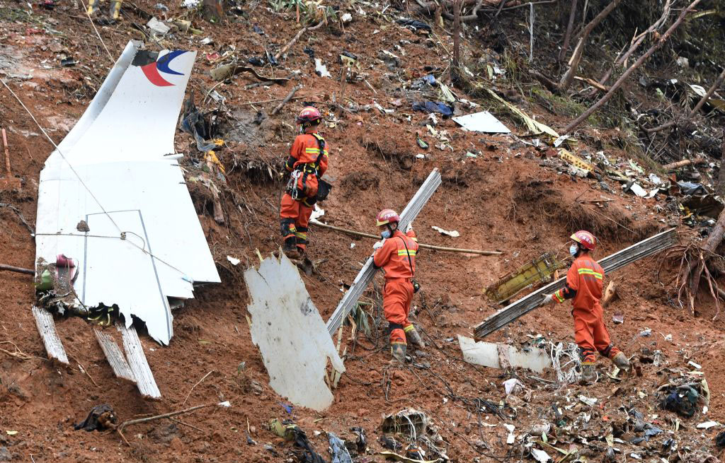 Tragedia de avión chino con 132 personas a bordo habría sido intencional, según el WSJ