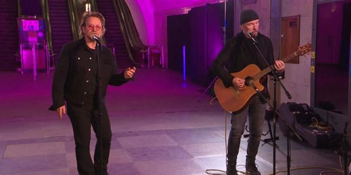 U2 (Bono y The Edge) viaja a Ucrania y da un concierto sorpresa en el metro de Kiev