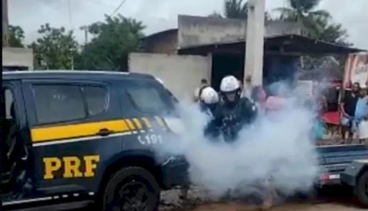 Un hombre muere en un coche patrulla en Brasil donde policías le encerraron con gases lacrimógenos
