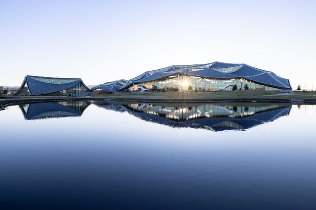 un techo solar de escamas de dragón es el centro de atención del nuevo campus sostenible de google con vista a la bahía