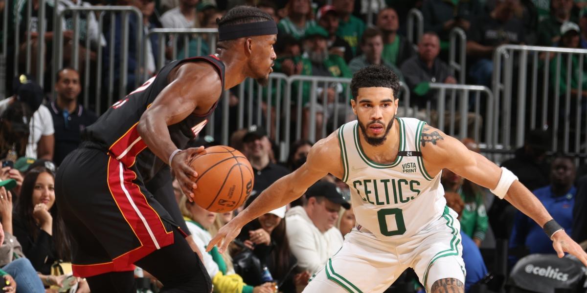 Zarpazo de los Celtics en Miami para colocarse a un triunfo de las Finales