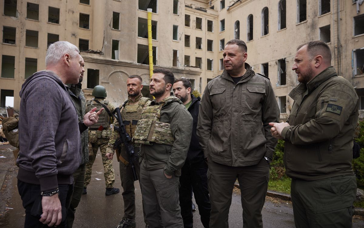 Zelenski visita por primera vez el este de Ucrania en plena ofensiva rusa en Donbás