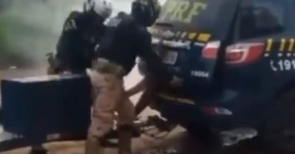 ¿Otro George Floyd? vídeo viral de un hombre asfixiado en un auto policial desata indignación y protestas en Brasil