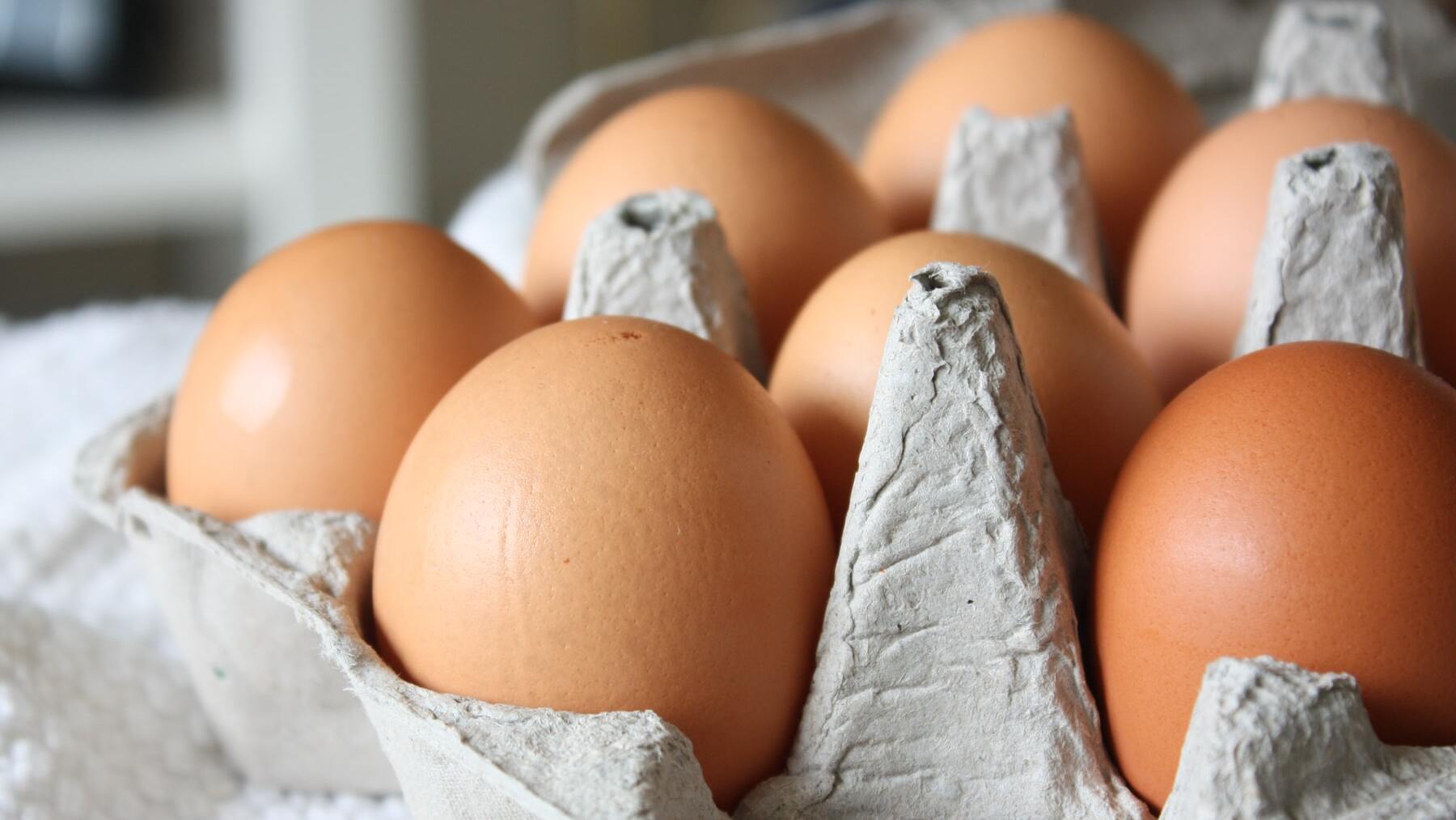 ¿Por qué los huevos no están refrigerados en el supermercado?