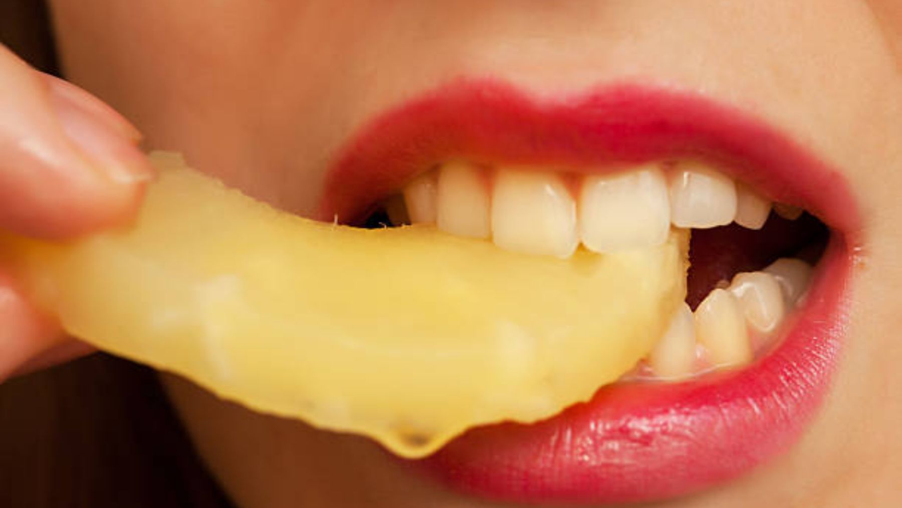 ¿Por qué nos pica la lengua cuando comemos piña?