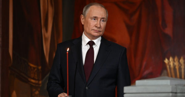 ¿Vladímir Putin está enfermo? Crecen los rumores sobre su Parkinson, así se lo vio en la misa de Pascuas ortodoxa