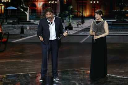 Los actores Javier Bardem y Blanca Portillo reciben el premio al Mejor Actor y Actriz, respectivamente, durante la ceremonia de entrega de los Premios Platino.
