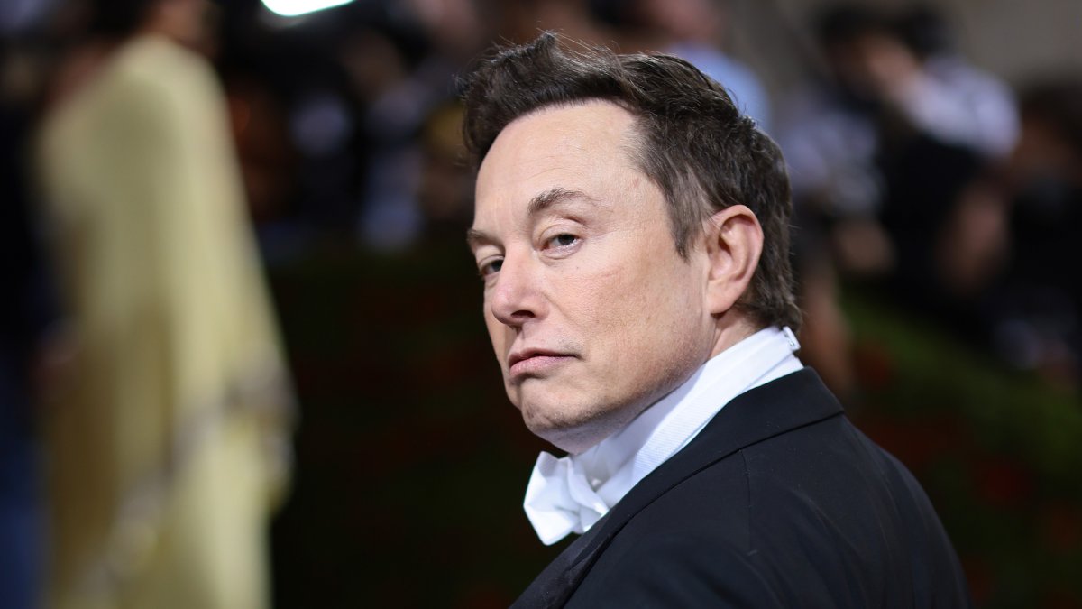 Caen 9% acciones de Tesla tras noticias de despidos y quejas sobre frenado repentino