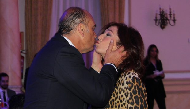 Ana Rosa Quintana y Juan Muñoz dándose un beso / Gtres