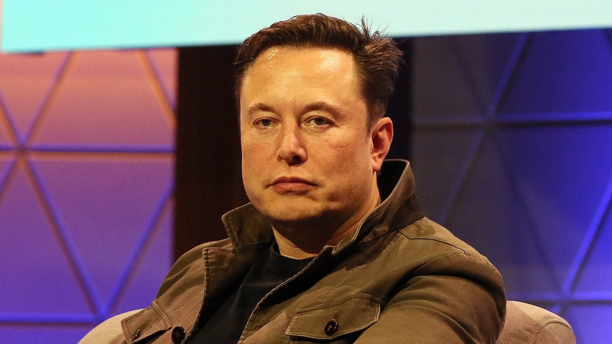 Elon Musk amenaza con frenar su compra de Twitter