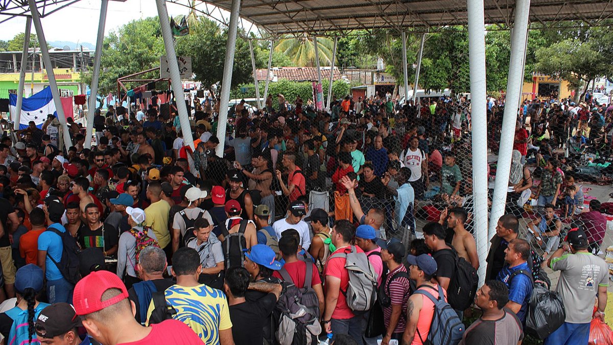 Caravana con más de 15,000 migrantes pide a México visas humanitarias en su camino a EEUU