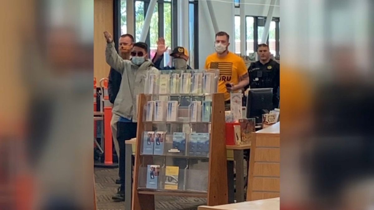 miembros de Proud Boys irrumpen en biblioteca durante evento infantil en San Lorenzo