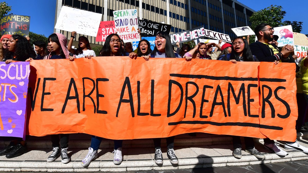 “Estamos viviendo día a día”: Tras casi 10 años de DACA, jóvenes soñadores siguen llenos de incertidumbre