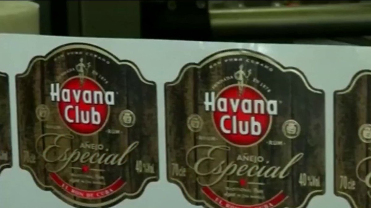 Aduana confiscando tabacos y licores a viajeros desde Cuba