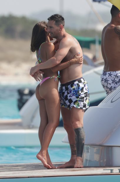 Leo Messi y Antonella Roccuzzo en su barco / Gtres