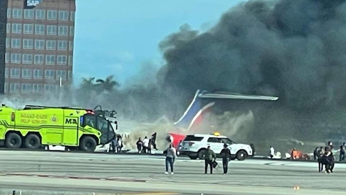 Avión se incendia al aterrizar en el Aeropuerto Internacional de Miami