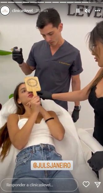 Julia Janeiro retocándose los labios / Instagram