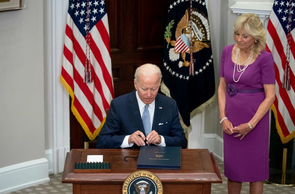 Biden firma ley sobre control de armas en EEUU