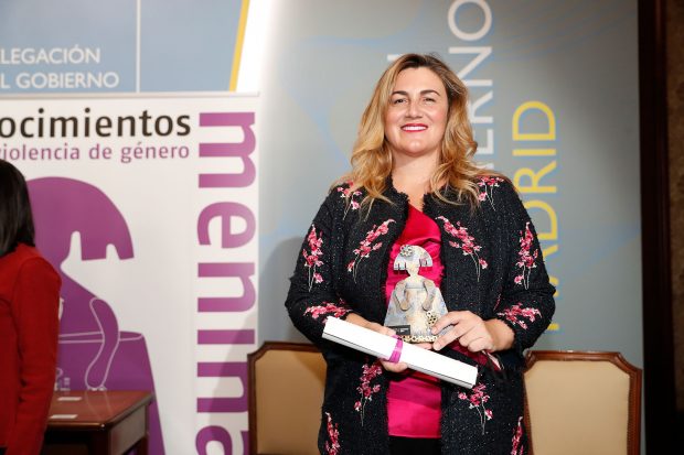Carlota Corredera posa con el galardón Menina 2021