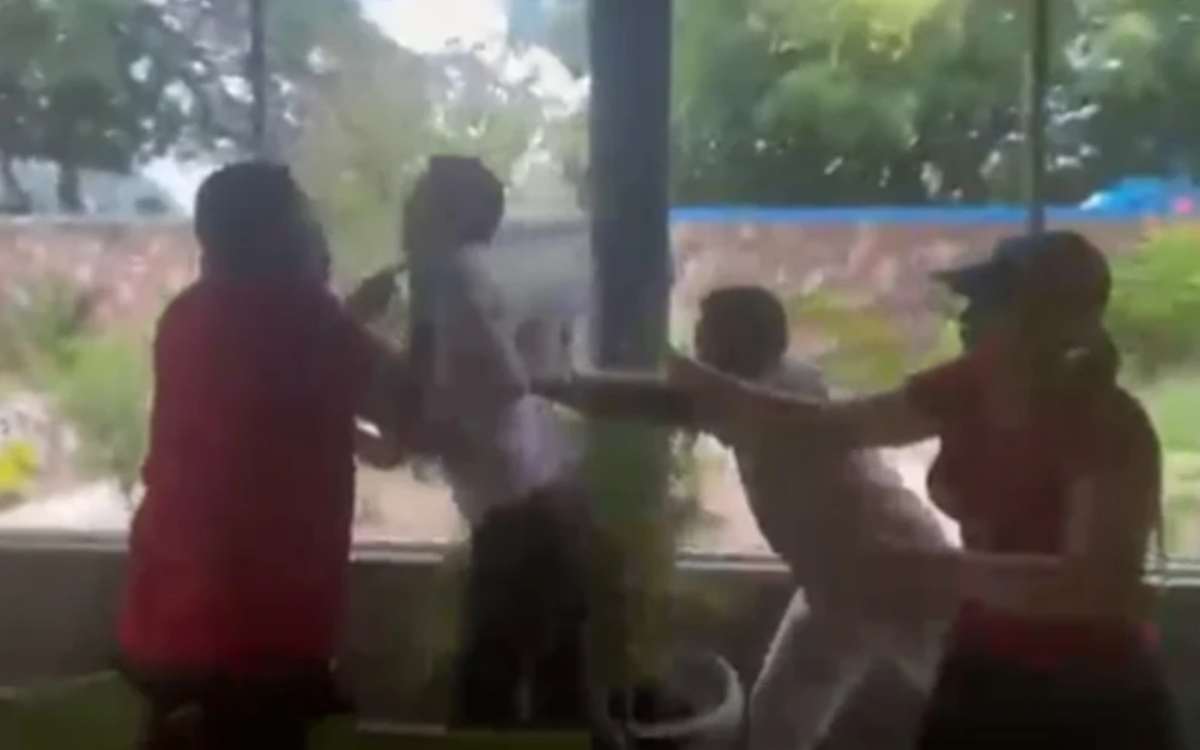 A empujones y gritos corren a Juan Guaidó de restaurante en Cojedes, Venezuela | Videos