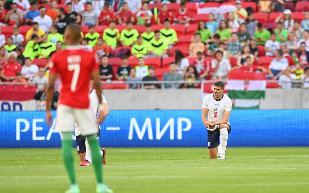 Aficionados húngaros abuchean a jugadores ingleses por gesto contra el racismo | Video